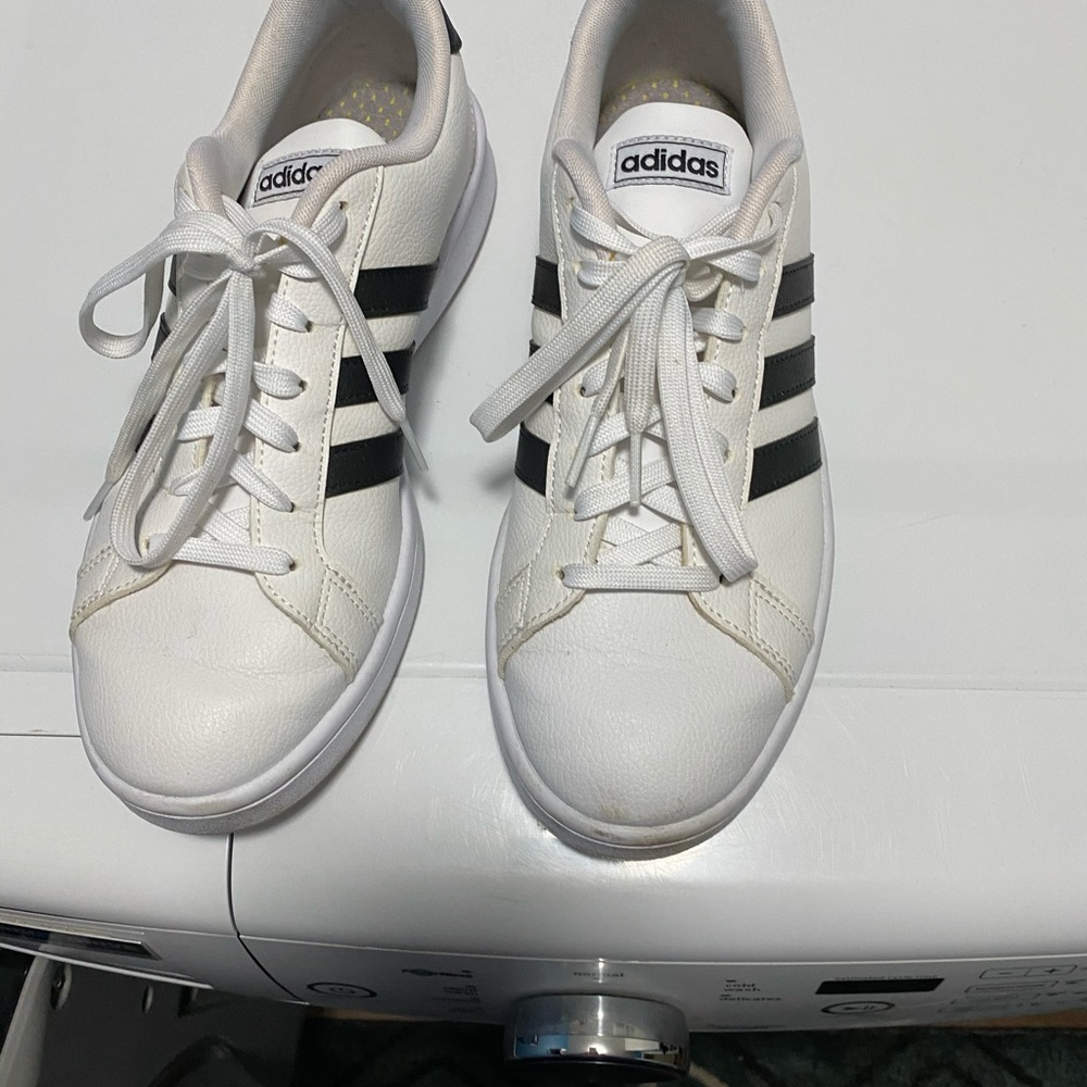 Tennis shoes